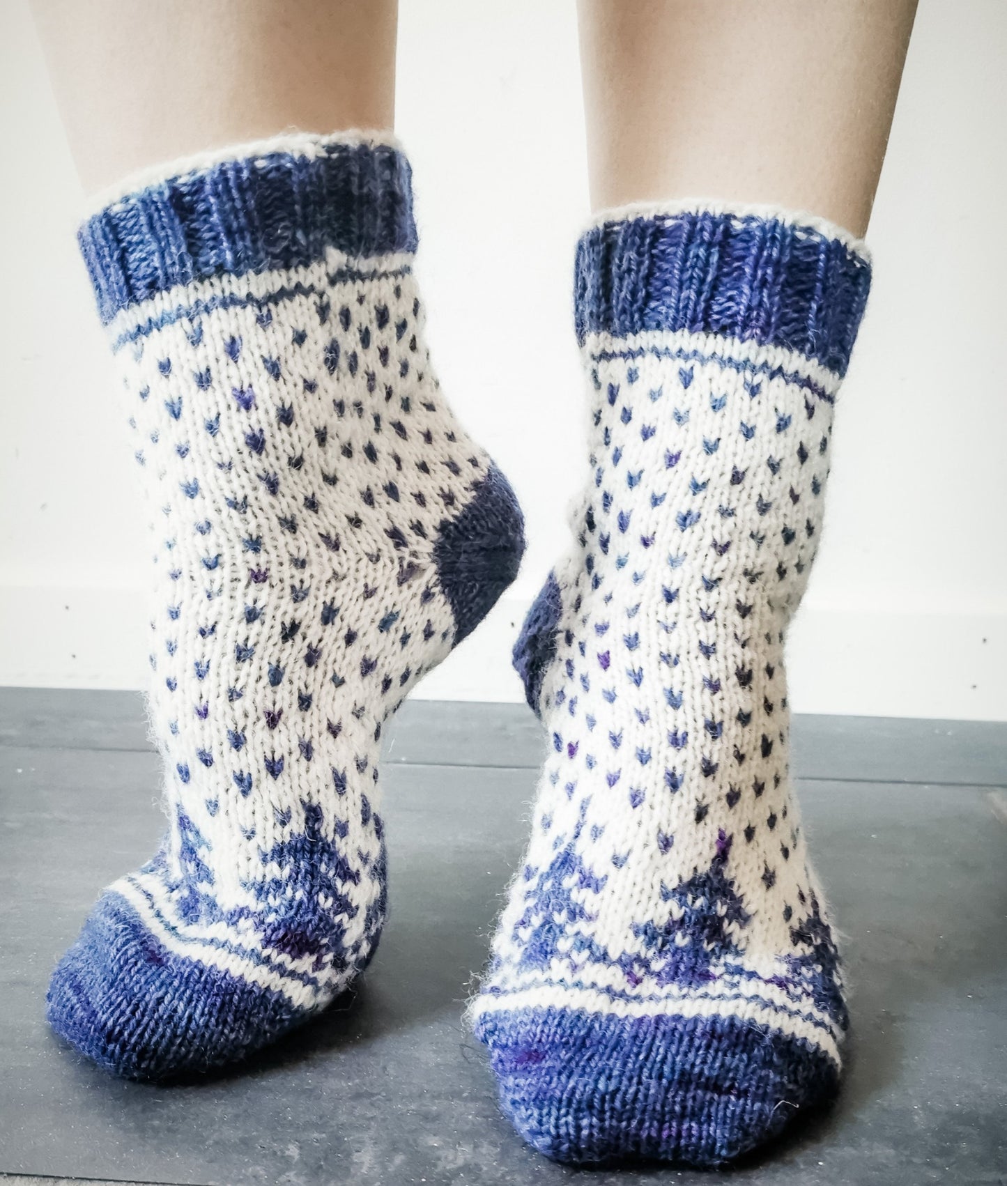 Christmas Is Coming Socks Pattern Only - Digital Pattern in English/Norwegian - Norwegian design