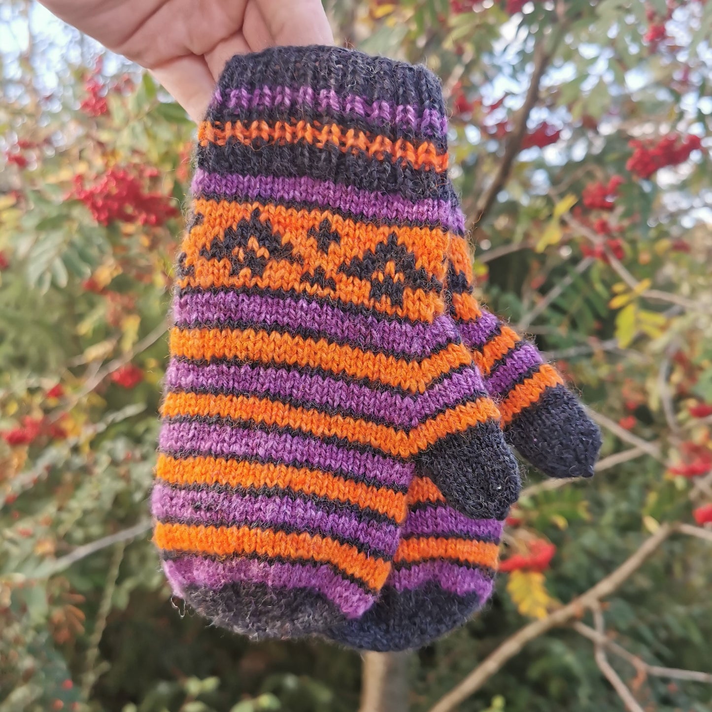 Batzy Mittens - Pattern Only - Digital Pattern in English/Norwegian - Halloween - Norwegian design
