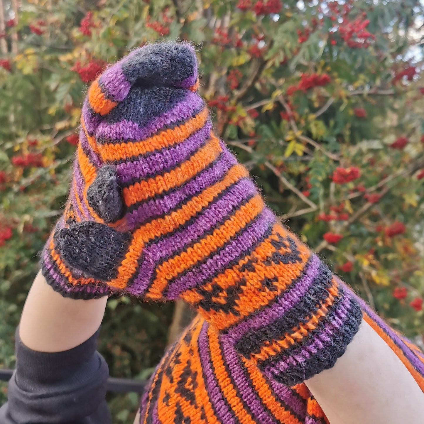 Batzy Mittens - Pattern Only - Digital Pattern in English/Norwegian - Halloween - Norwegian design