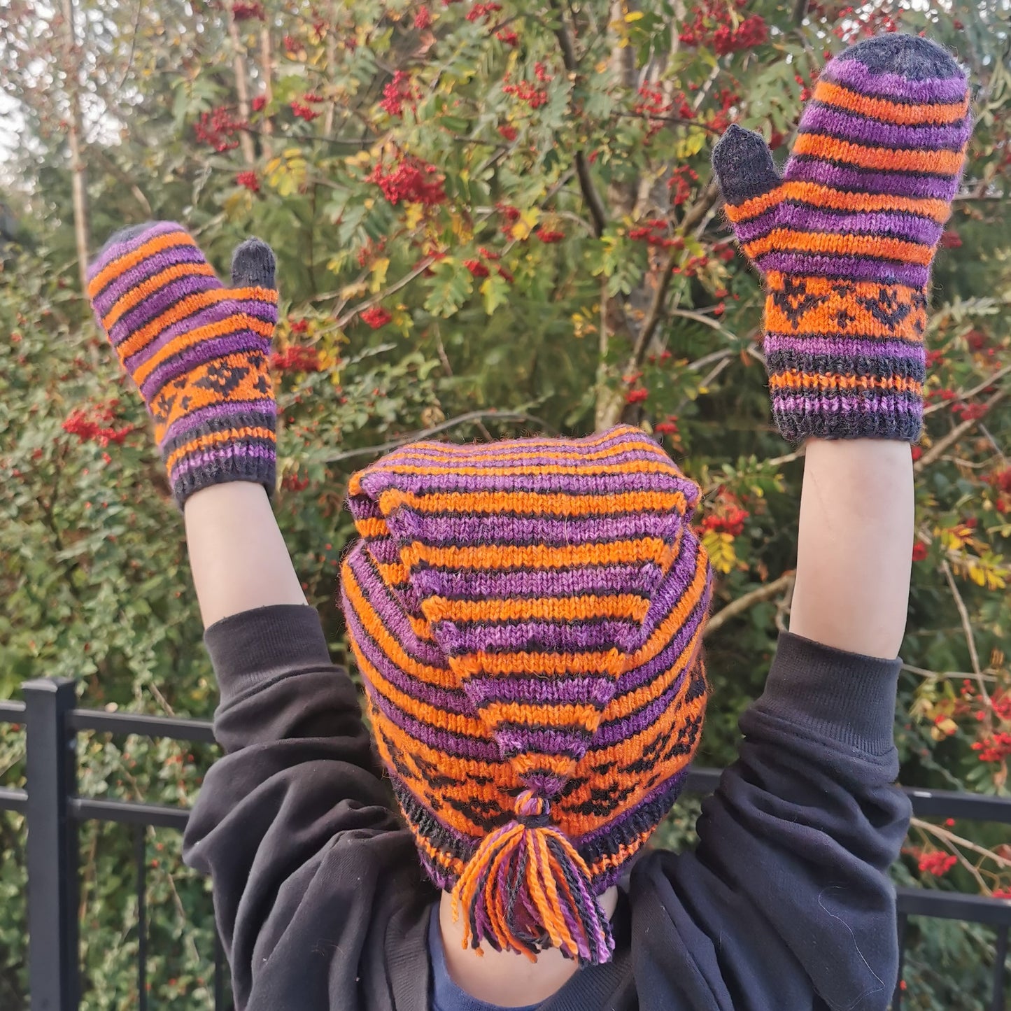 Batzy Mittens - Pattern Only - Digital Pattern in English/Norwegian - Halloween - Norwegian design