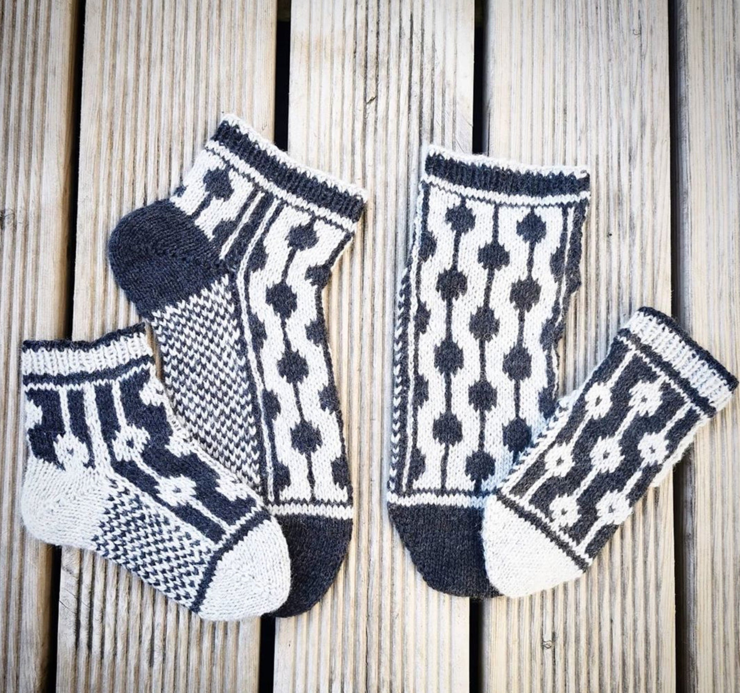 Dotted Line Socks Pattern Only - Digital Pattern in English/Norwegian - Norwegian design