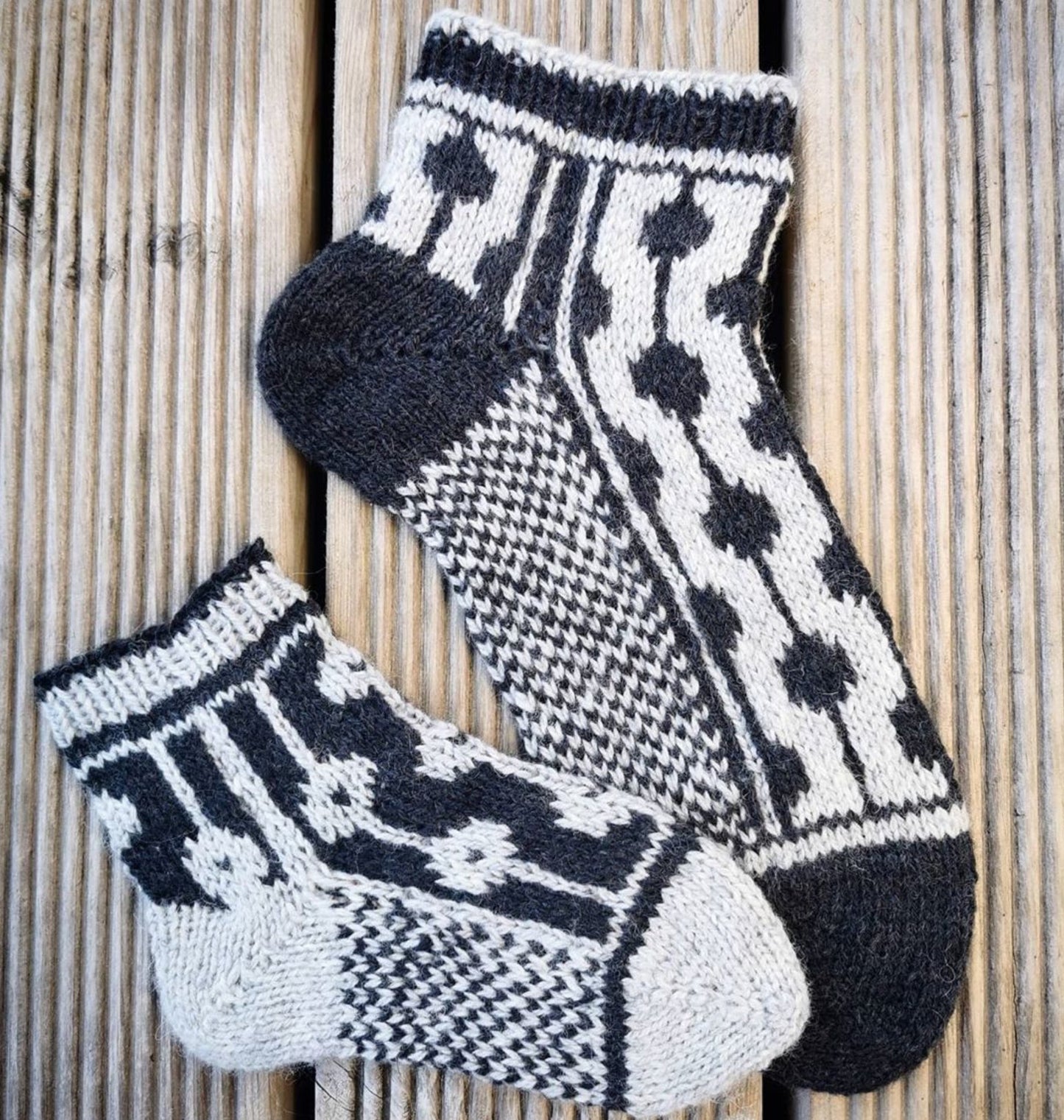 Dotted Line Socks Pattern Only - Digital Pattern in English/Norwegian - Norwegian design
