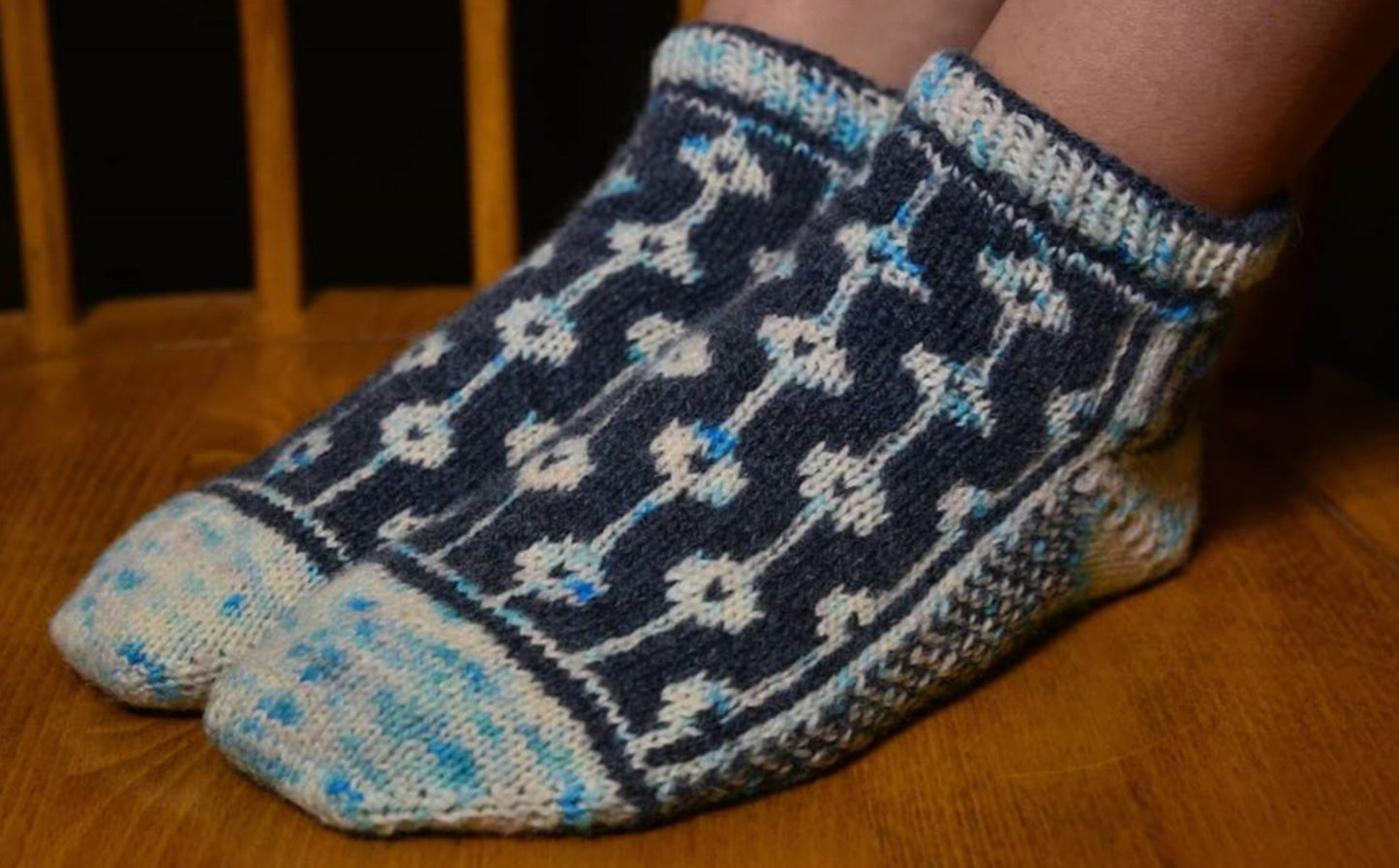 Dotted Line Socks Pattern Only - Digital Pattern in English/Norwegian - Norwegian design
