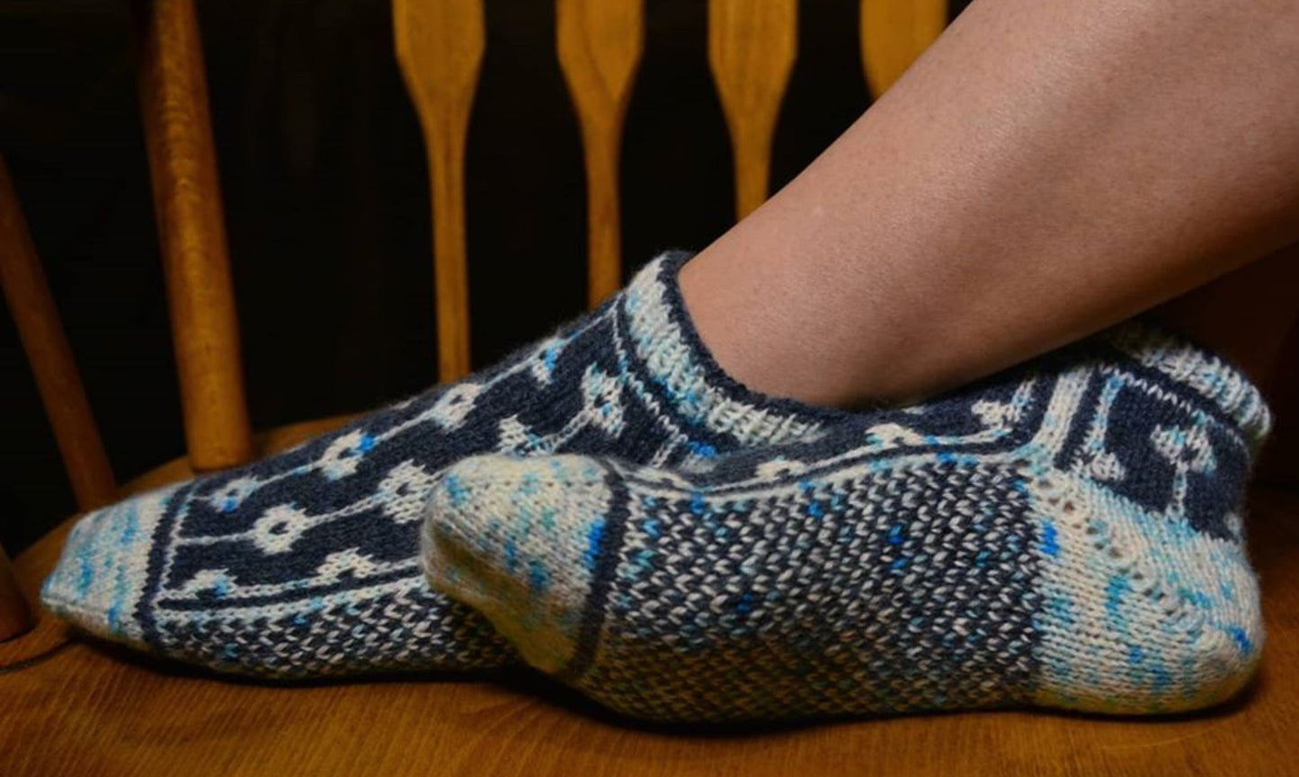 Dotted Line Socks Pattern Only - Digital Pattern in English/Norwegian - Norwegian design