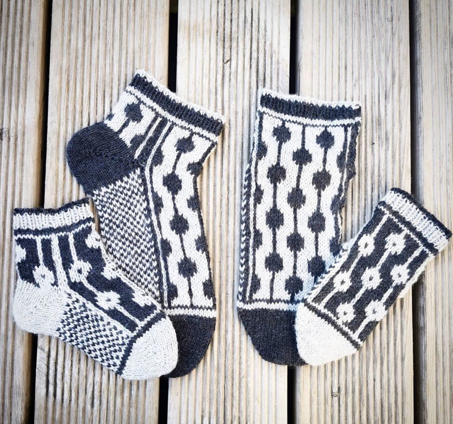Dotted Line Socks Pattern Only -  Digital Pattern in English/Norwegian - Norwegian design