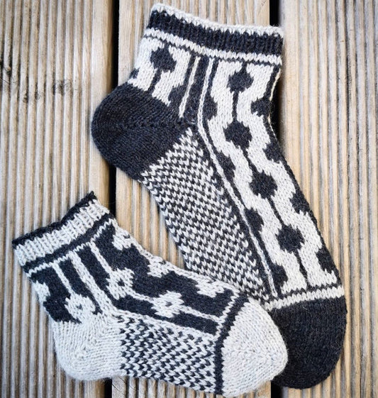 Dotted Line Socks Pattern Only -  Digital Pattern in English/Norwegian - Norwegian design